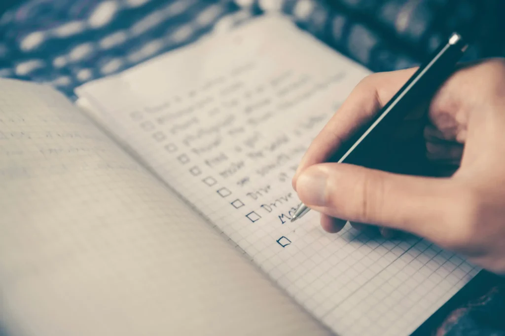 Checklist with English learning goals written, symbolizing clear and realistic study planning
